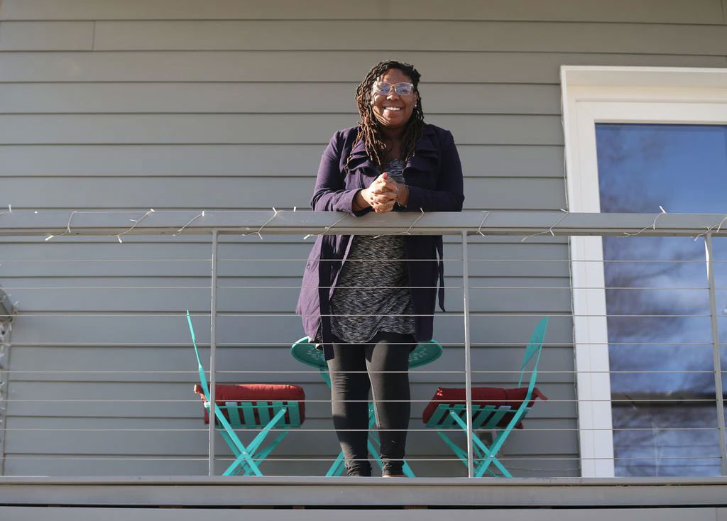 Jhanev Allen Butler en su balcón de Sheridan Small Homes. Foto de Jonathan Wiggs/The Boston Globe