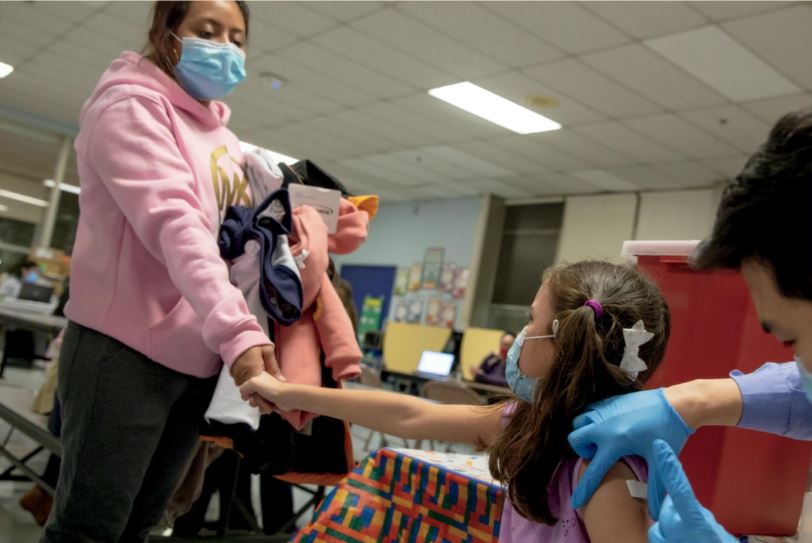 La ONB lleva la atención sanitaria a la comunidad en la escuela primaria William D'Abate, uno de sus muchos centros de vacunación durante COVID.