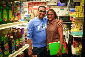 Felix D. Rodriguez posa com Clara Diaz no Rodriguez Meat Market na Avenida Hartford, Providence, após receber informações sobre o Fundo Central de Empréstimos Comunitários de Providence.