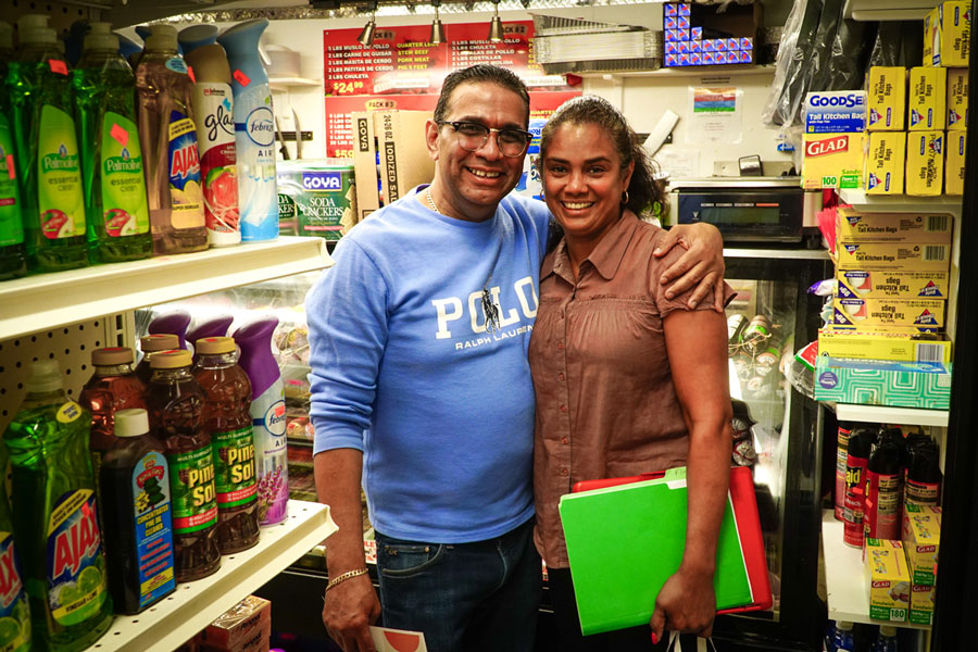 Félix D. Rodriguez posa con Clara Diaz en Rodriguez Meat Market en Hartford Avenue, Providence, tras recibir información sobre el Fondo de Préstamos Comunitarios de Central Providence.
