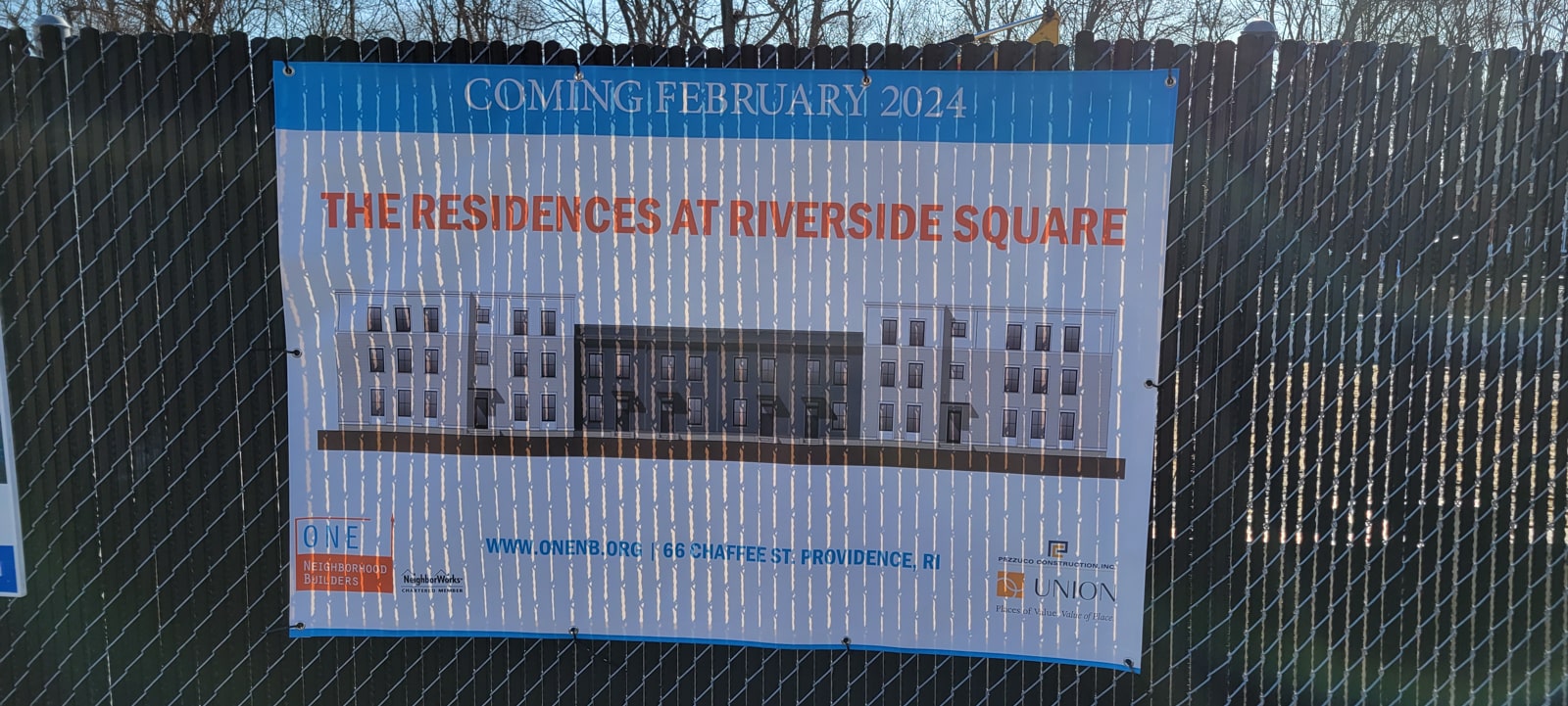 Las Residencias de Riverside Square, en East Providence, contarán con 16 viviendas, 3 de ellas para jóvenes que salen de centros de acogida. La primera piedra del proyecto se colocó el lunes 10 de abril de 2023. Foto de Stephen Ide/ONE Neighborhood Builders