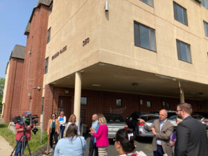 Reporteros y simpatizantes participan en una visita de prensa al 350 de Taunton Avenue, en East Providence, el jueves 11 de mayo de 2023. Ian Donnis/The Public's Radio