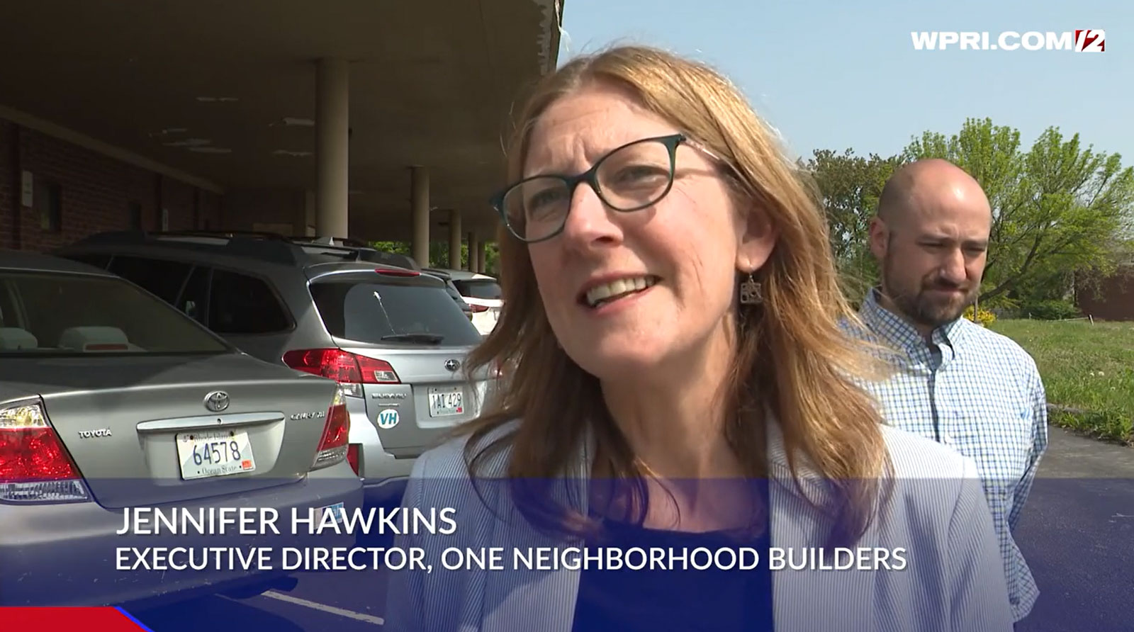 Jennifer Hawkins, Directora Executiva da ONE Neighborhood Builders, fala com a WPRI sobre a proposta de desenvolvimento de 160 apartamentos a preços acessíveis na Taunton Avenue em East Providence, durante uma visita de imprensa à propriedade em 11 de Maio de 2023. Captura de ecrã do WPRI