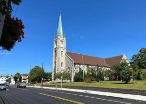 Patrick Church, na Broad Street, em Cumberland, R.I., deverá ser convertida em 44 unidades de habitação económica. O promotor, One Neighborhood Builders, disse que vai iniciar as obras na primavera de 2024. A igreja fechou em 2018.CARLOS R. MUNOZ/GLOBE STAFF