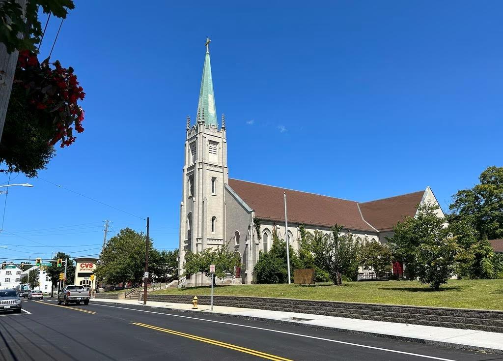 Se espera que la iglesia de San Patricio de la calle Broad, en Cumberland (Rhode Island), se convierta en 44 viviendas asequibles. El promotor, One Neighborhood Builders, dijo que comenzarán las obras en la primavera de 2024. La iglesia cerró en 2018.CARLOS R. MUNOZ/GLOBE STAFF