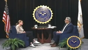Jennifer Hawkins fala com o Presidente da Câmara de East Providence, Bob DaSilva, no programa "The Pulse of East Providence". Screengrab do vídeo
