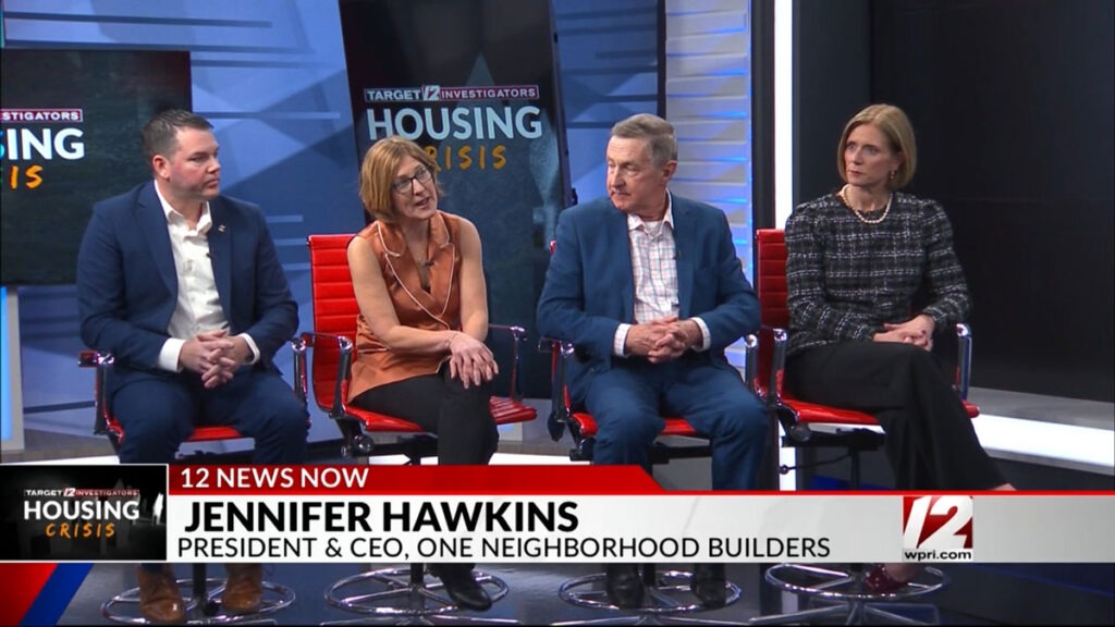 Jennifer Hawkins, da ONE Neighborhood Builders' fala durante um painel de discussão do Channel 12 sobre a crise da habitação no estado'.
